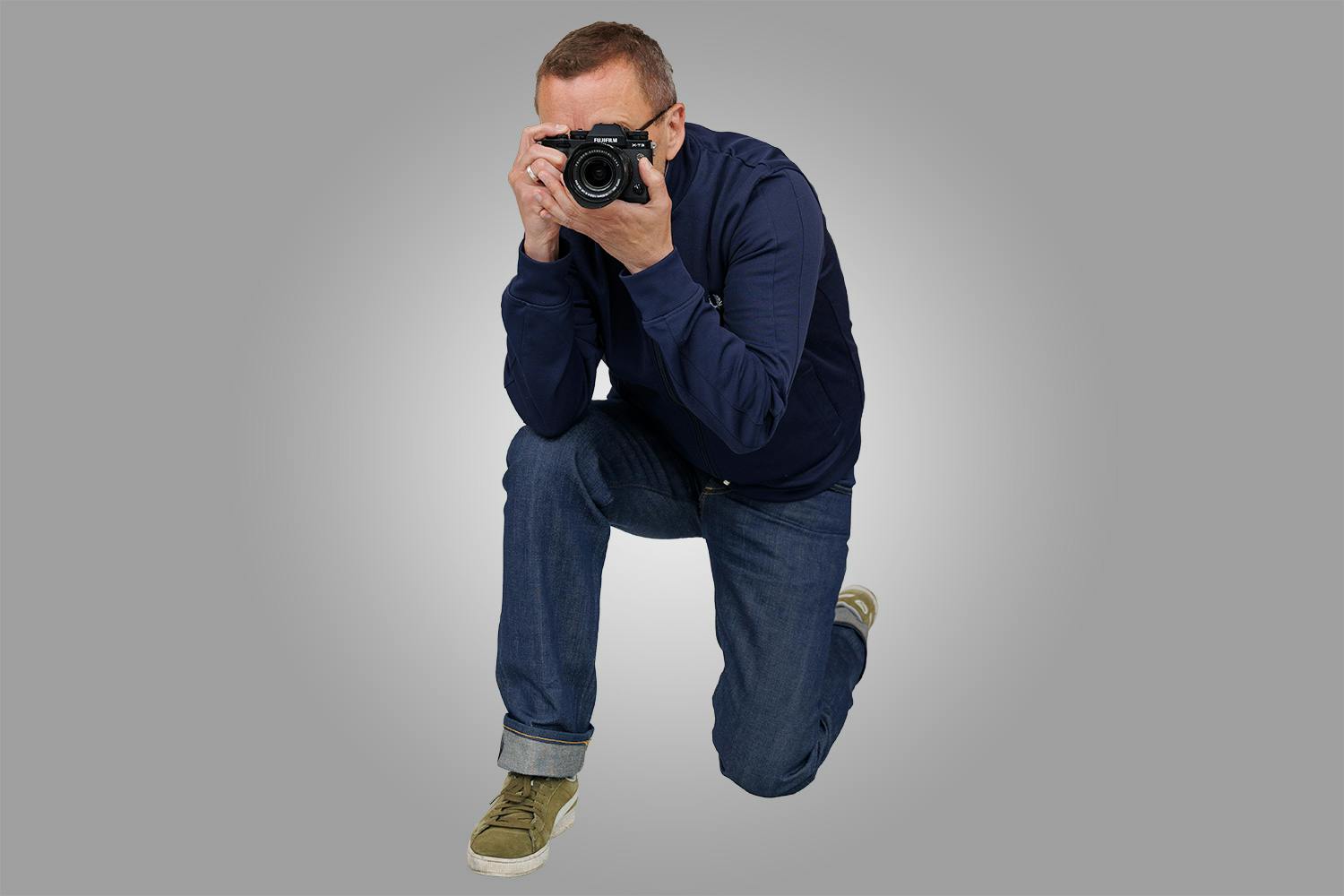 082a8048 Person sitter med kamera